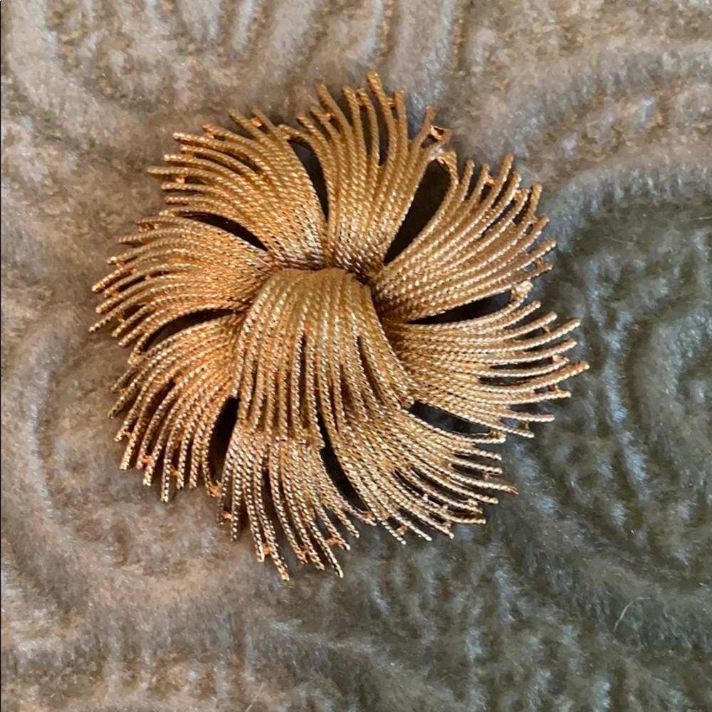 Large vintage gold tone Monet brooch pre owned